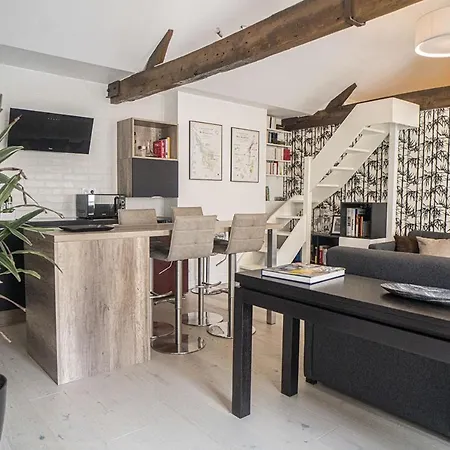Comfortable And Bright 50 M In 10th Apartment Paris